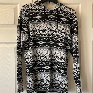 Black and white Aztec print long sleeve pullover